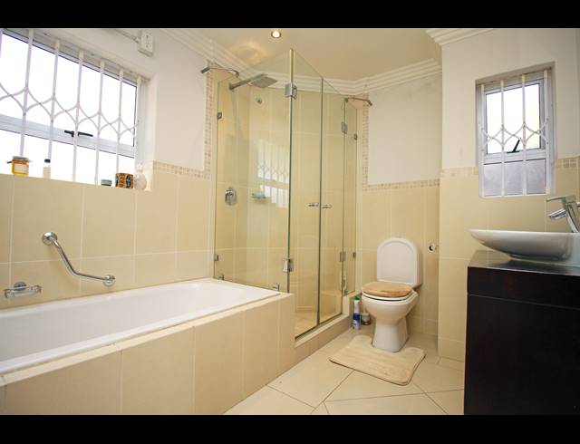 5 BEDROOM HOUSE FOR SALE IN HOUGHTON ESTATE